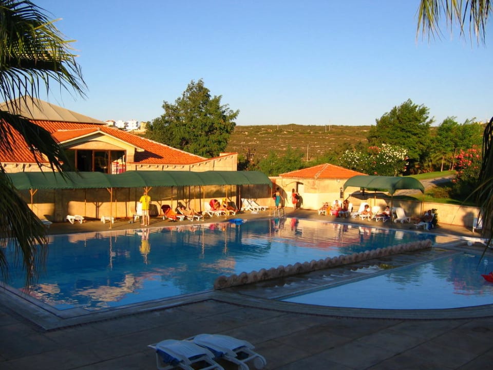 Hauptpool bei Sonnenuntergang Club Resort Atlantis