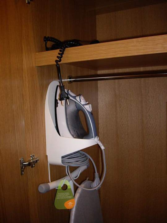 Bügeleisen im Schrank Courtyard Hotel Budapest City Center