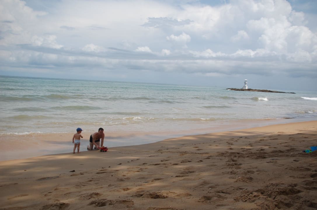 Schöner breiter Strand (hier bei Flut) Baan Khaolak Beach Resort