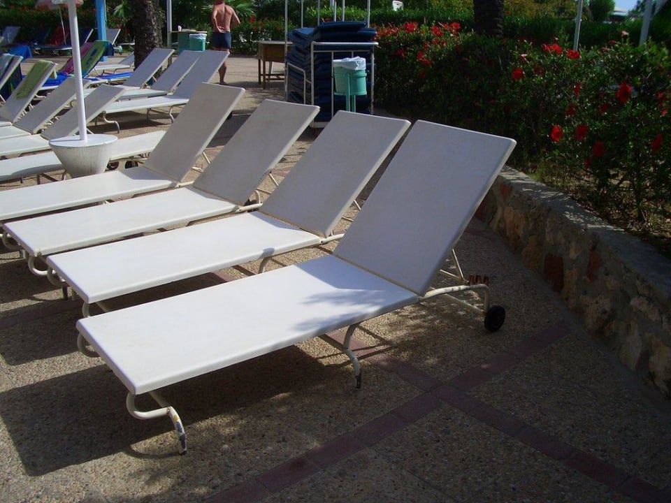 Rostige Sonnenliegen Hotel El Mouradi Skanes Beach
