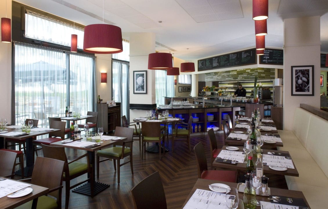 Restaurant Main Room Hotel Courtyard by Marriott Paris Saint Denis