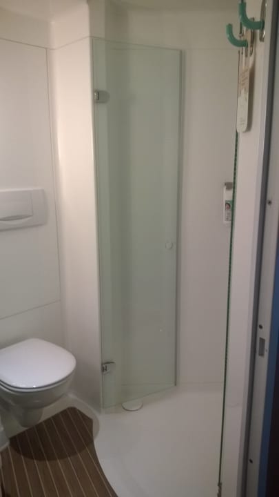 Dusche im Bad B&B Hotel Hamburg-Airport