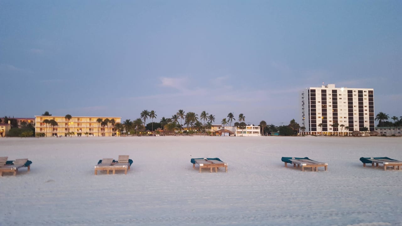 Blick vom Meer zum Resort Hotel Outrigger Beach Resort