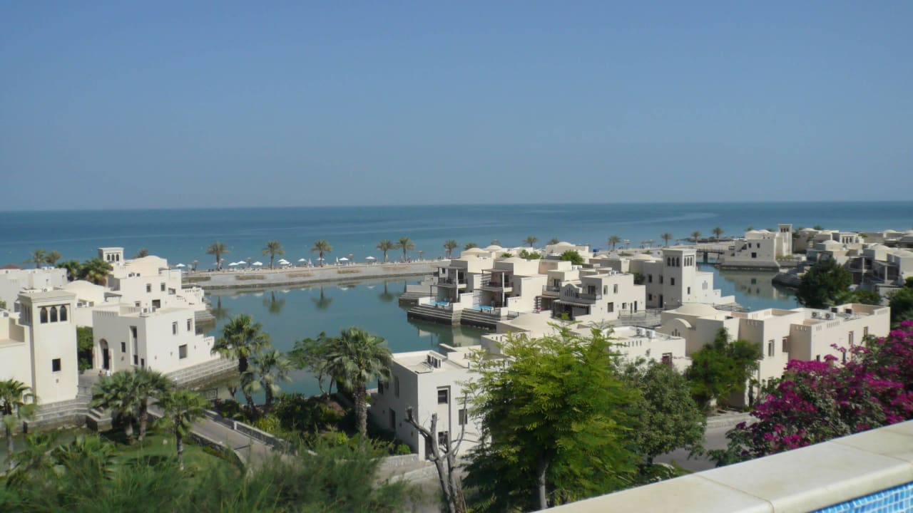 Blick vom oberen Infinitypool The Cove Rotana Resort