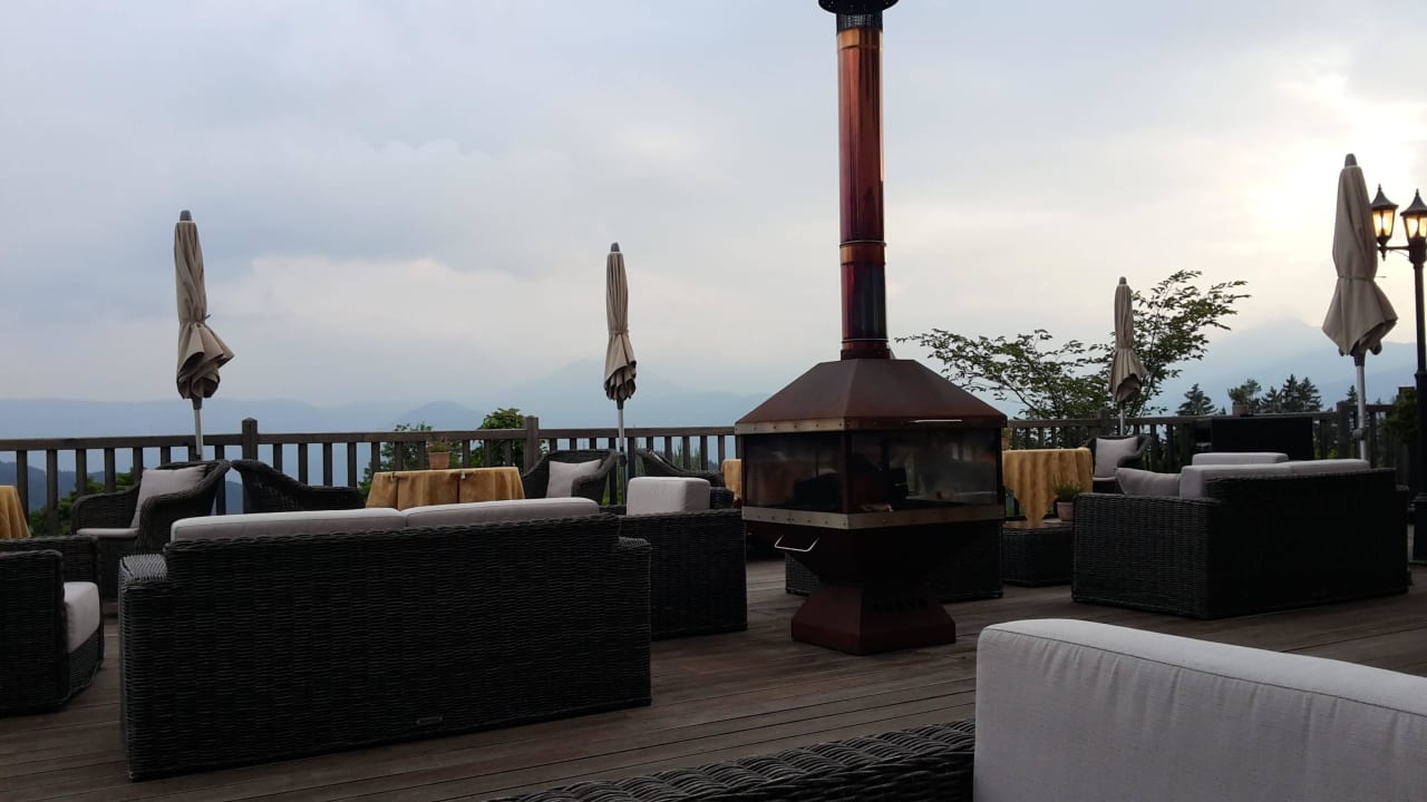 Teil der Aussenterrasse Hotel Chalet Mirabell