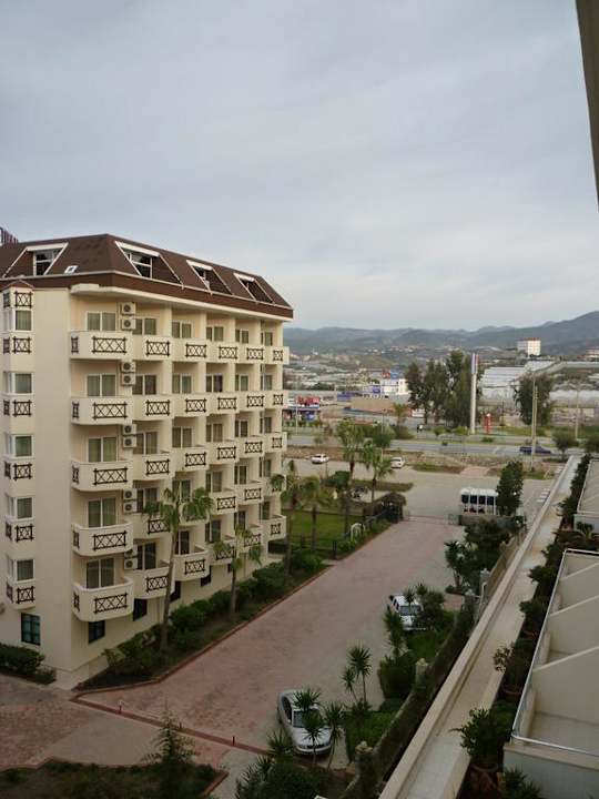 Zur Straßenseite Solivia Hotel