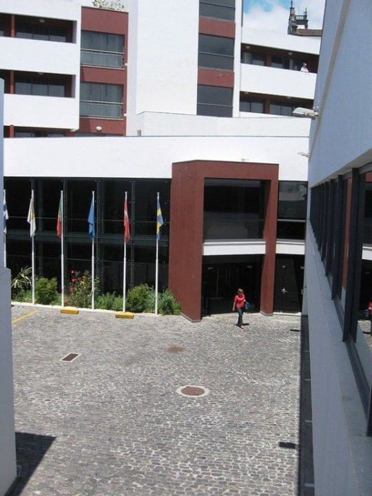 Entree Antillia na de tunnel Antillia Hotel Apartments