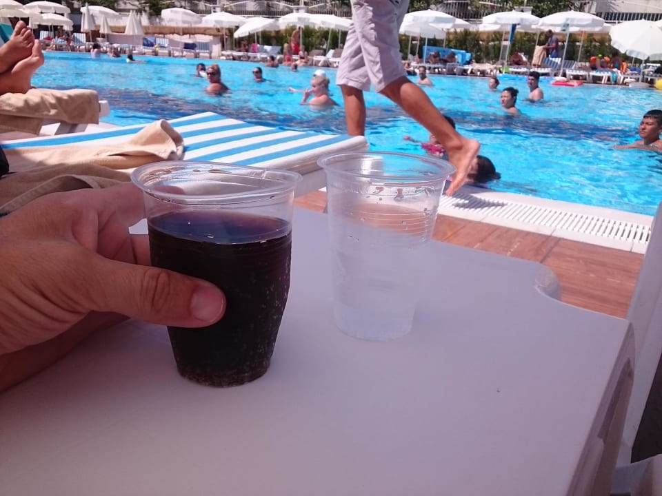 Dünne Plastikbecher Palm World Side Resort & Spa