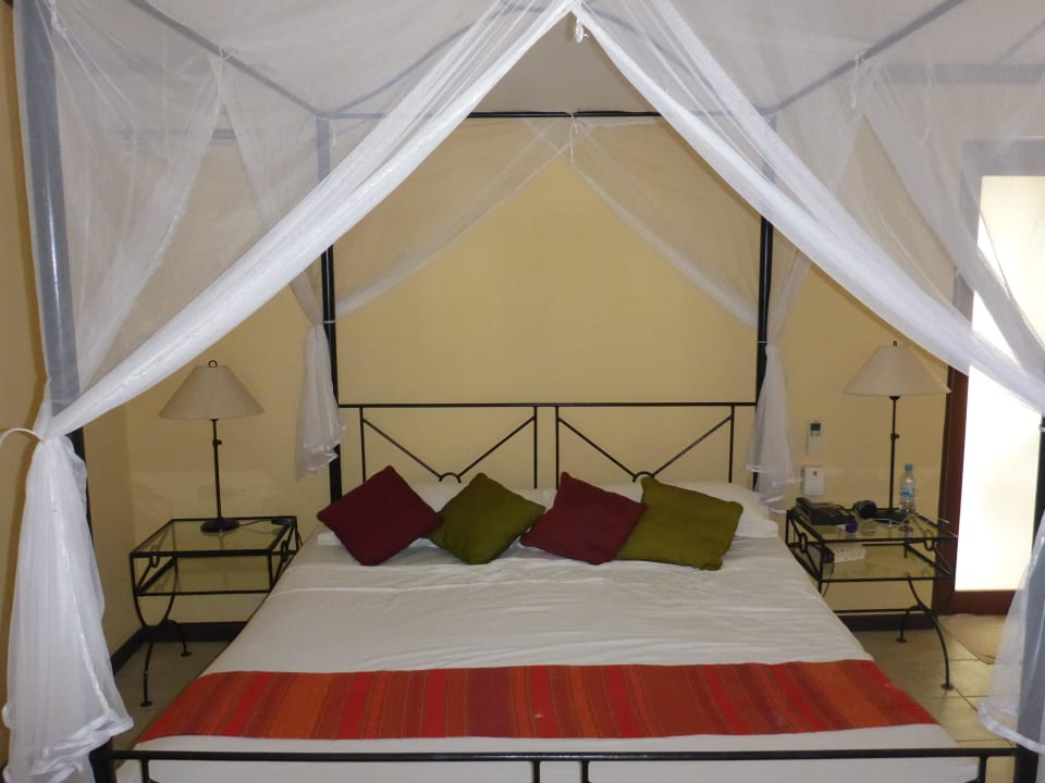 Bett im Beach Bungalow Kuredu Island Resort & Spa