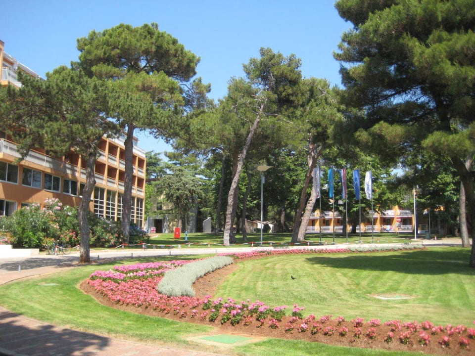 Garten vor dem Hotel Hotel Umag Plava Laguna