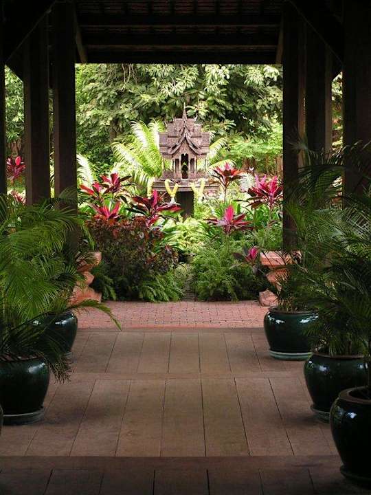 Weg von der Lobby Richtung Pool und Zimmer Angkor Village Resort