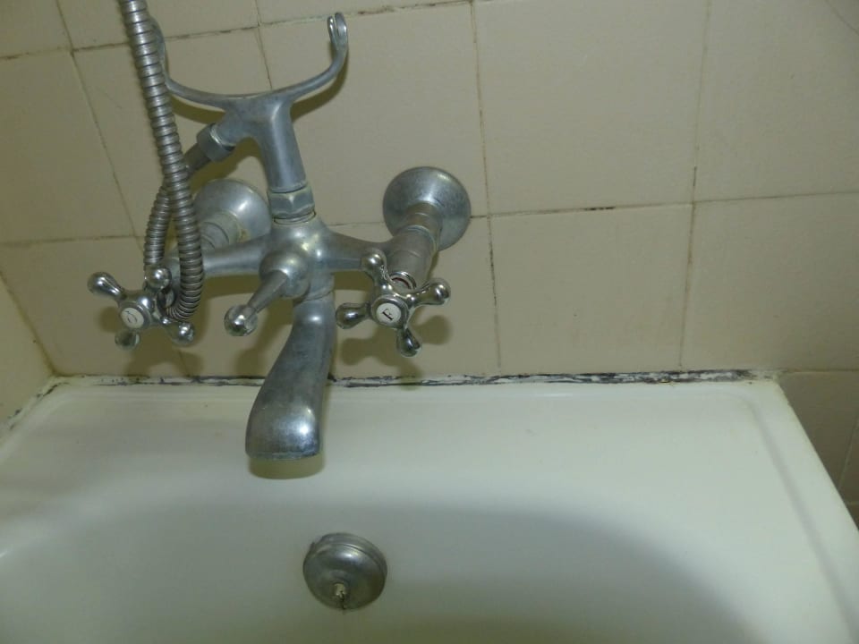 Badewanne inkl.Schimmel in Zimmer 52 dringender Sa Hotel Estalagem do Forte Muchaxo