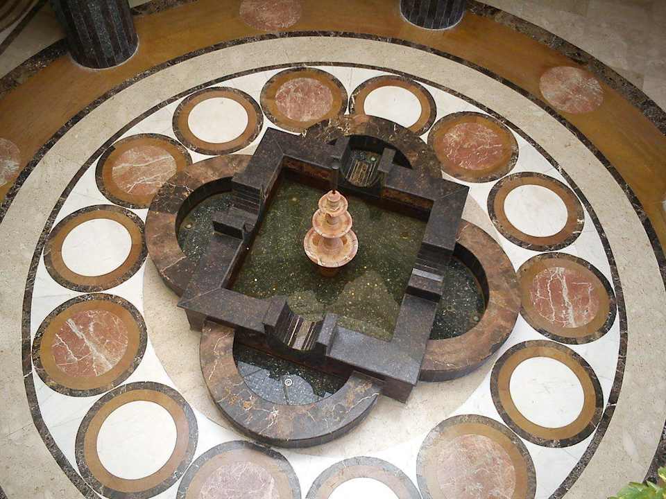 Фонтанчик в холле... Riviera Aqua Park Resort