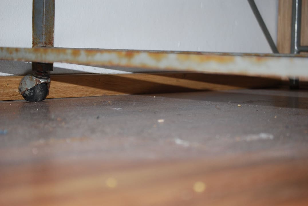 Bettgestell mit ca. 1cm Staubschicht unterm Bett Best Western Phuket Ocean Resort