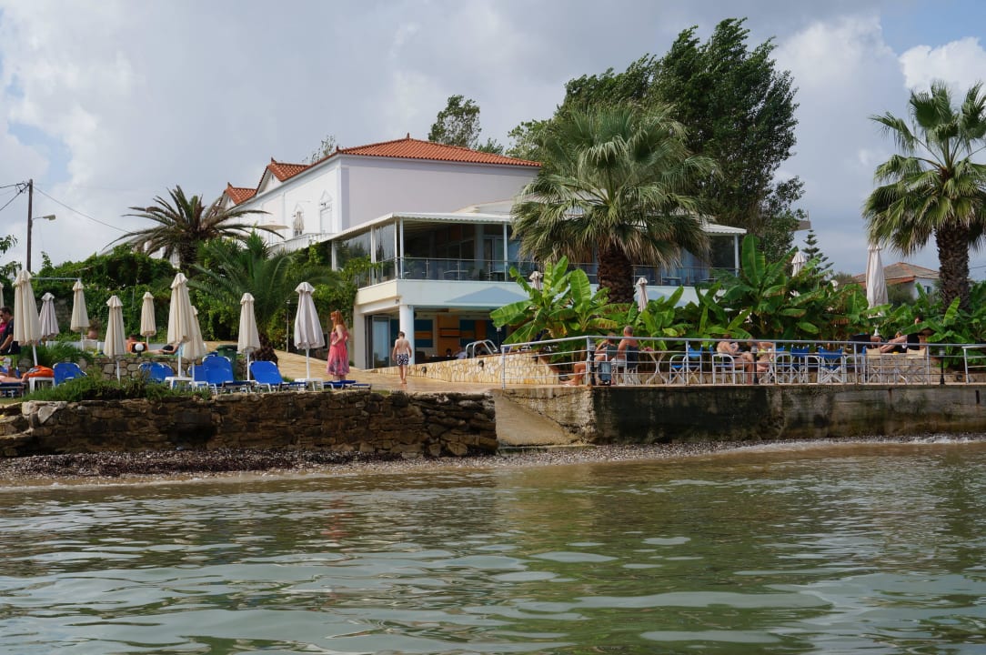 Blick vom Meer auf Restaurant Hotel Belussi Beach