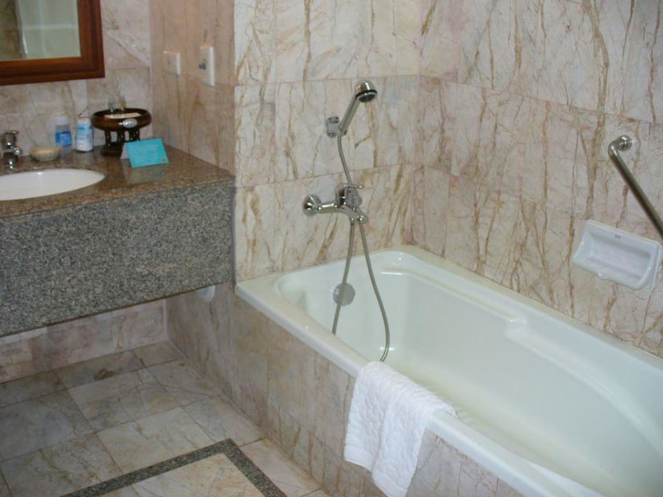 Badezimmer mit Badewanne Hotel Century Park