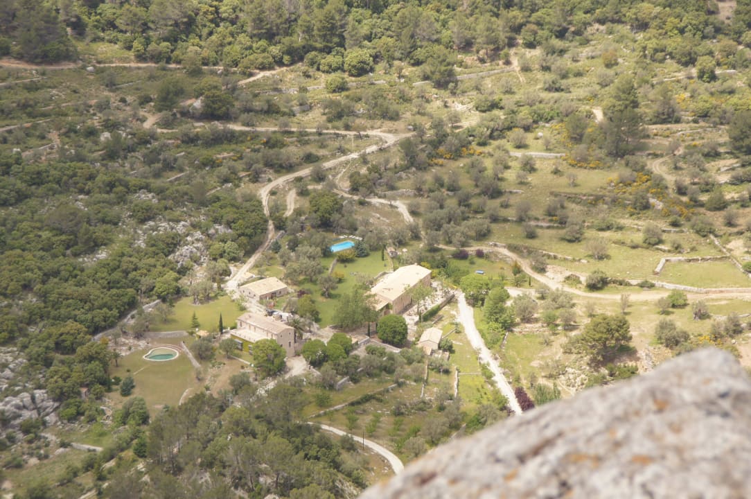 Blick von Penyal Honor auf die Finca mit Pool Finca Honor Vell