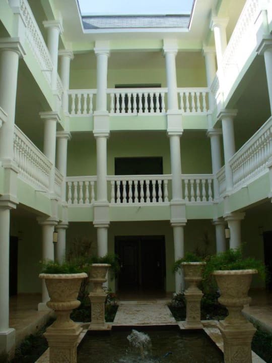 Innenhof Hotel Grand Palladium Lady Hamilton Resort & Spa