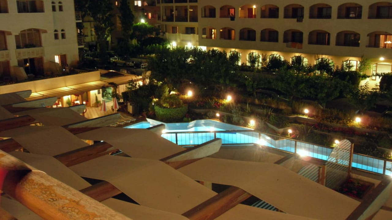 Der Pool bei Nacht Hotel Theartemis Palace