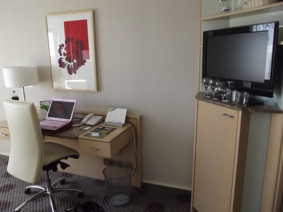 Schreibtisch und TV Hotel The Westin Leipzig