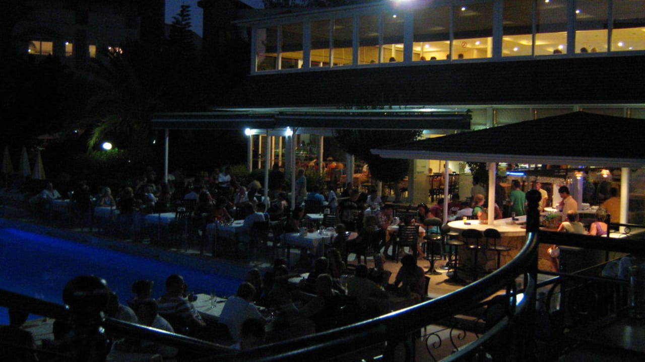 Bar und Aussenterrasse bei Nacht Hotel Gardenia Beach