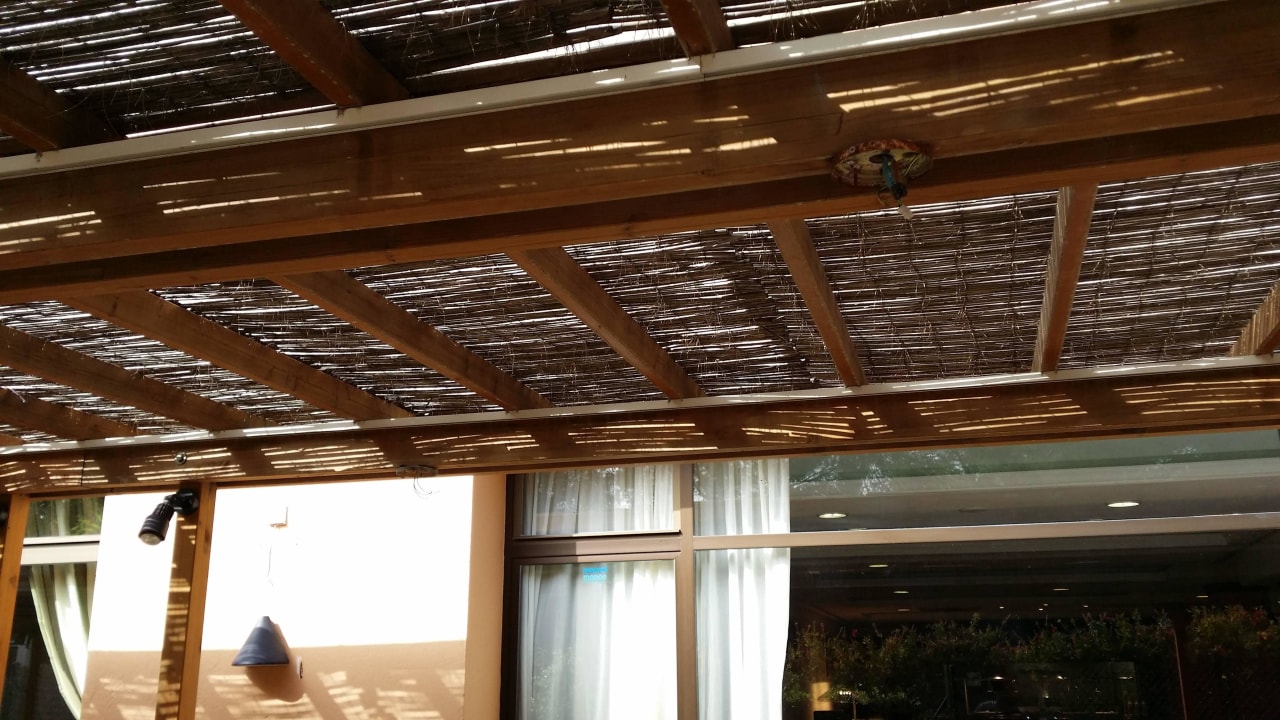 Hier & da hängen noch alte Kabel von Wand/Decke Insotel Club Tarida Playa
