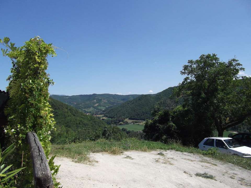 Der kleine Parkplatz - eher was für SUVs Agriturismo Relais Castello Della Pieve