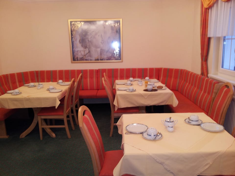 Heller Frühstücksraum Hotel Garni Alpenglühn