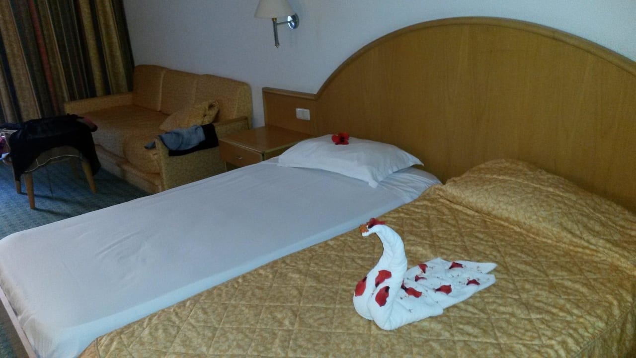 Jeden Tag neue Deko ein hoch an das Zimmermädchen.. Hotel El Mouradi Skanes Beach