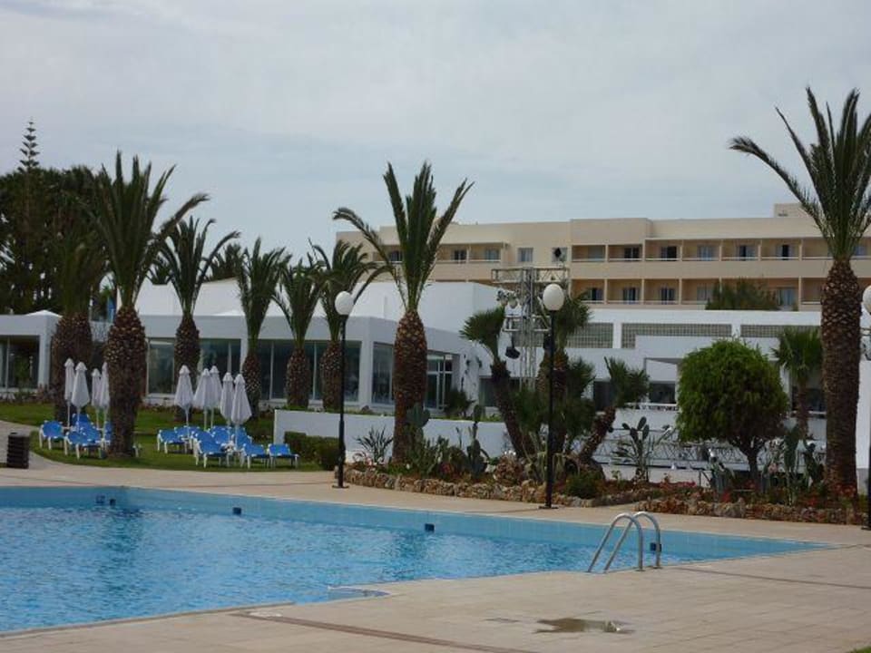 Blick von der Poolbar auf ein Wohngebäude Lyttos Beach Hotel