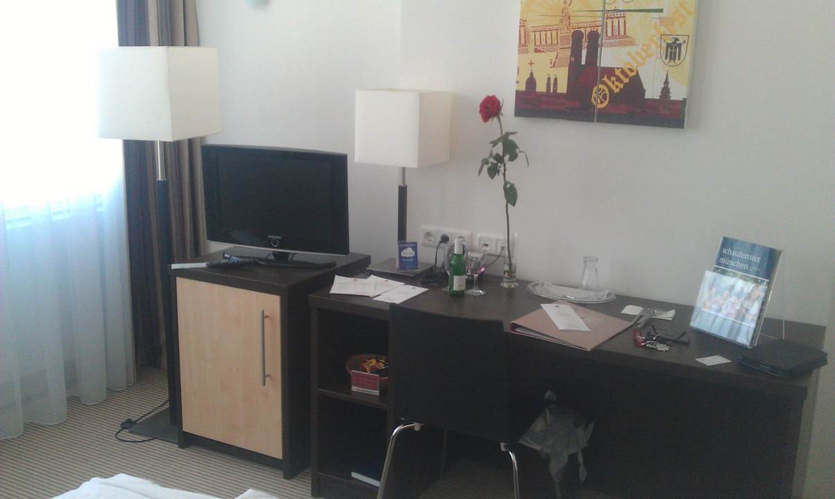 Zimmer bei Abreise mit TFT-TV acom Hotel München