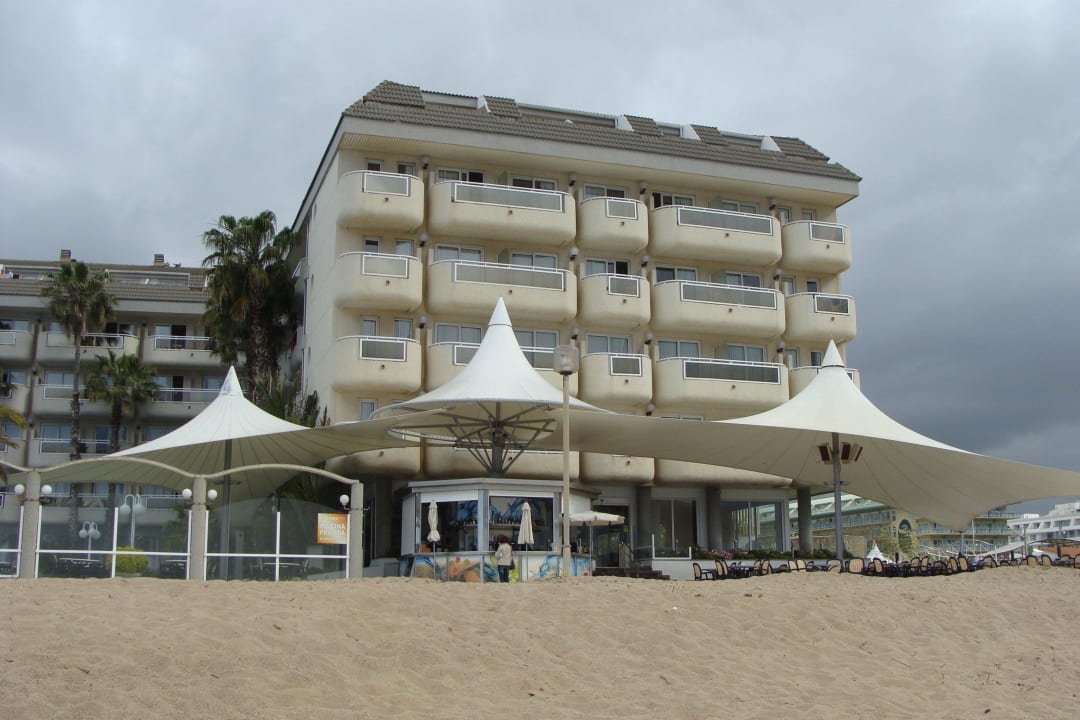 Hotelanlage von außen CAPRICI BEACH HOTEL & SPA