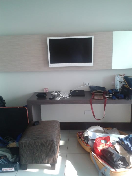 Blick vom Bett auf den TV Hotel Crystal Suite