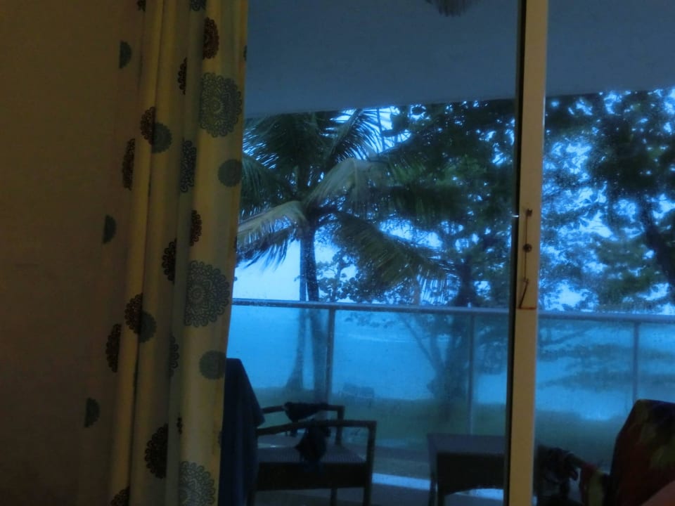 Stürmischer Abend mit Tropenregenfall Grand Paradise Playa Dorada