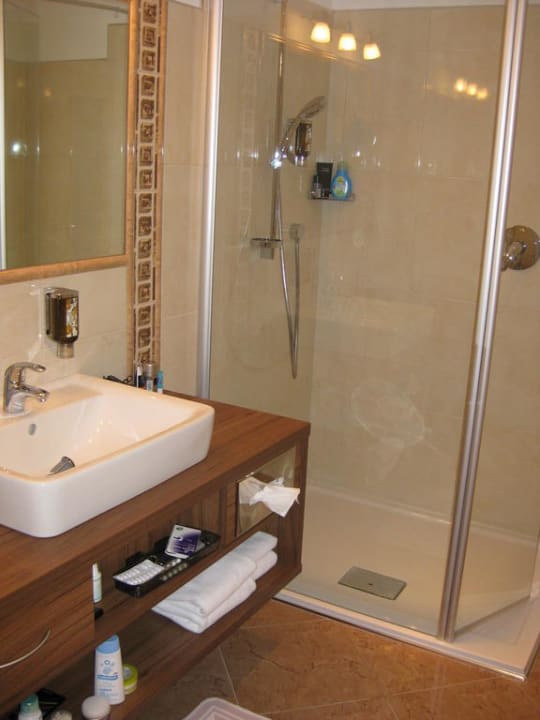 Badezimmer mit Dusche Hotel Edelweiss