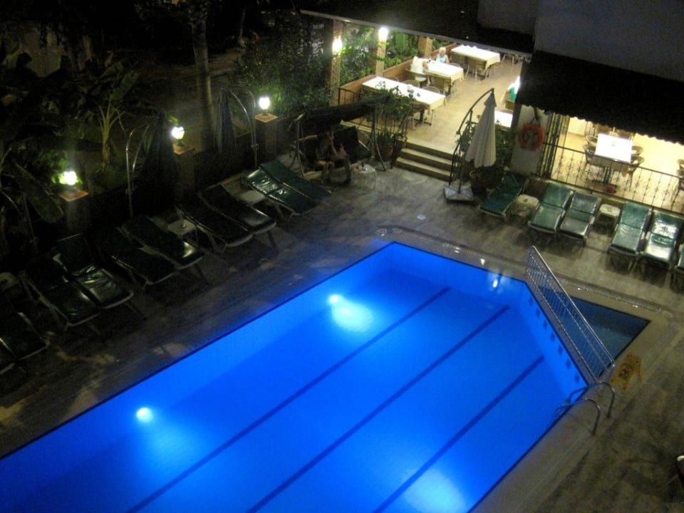 Pool bei Nacht Remi Hotel