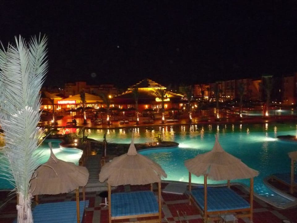 Piscine et restaurants le soir Pickalbatros Aqua Vista Resort - Hurghada
