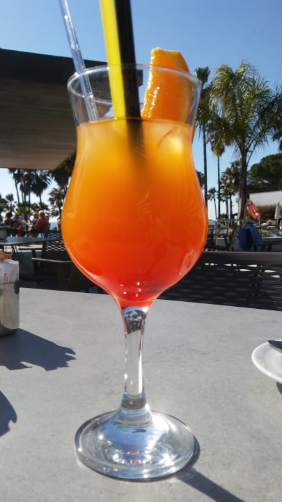 Cocktails an der Poolbar bei Sonne Acanthus Cennet Barut Collection