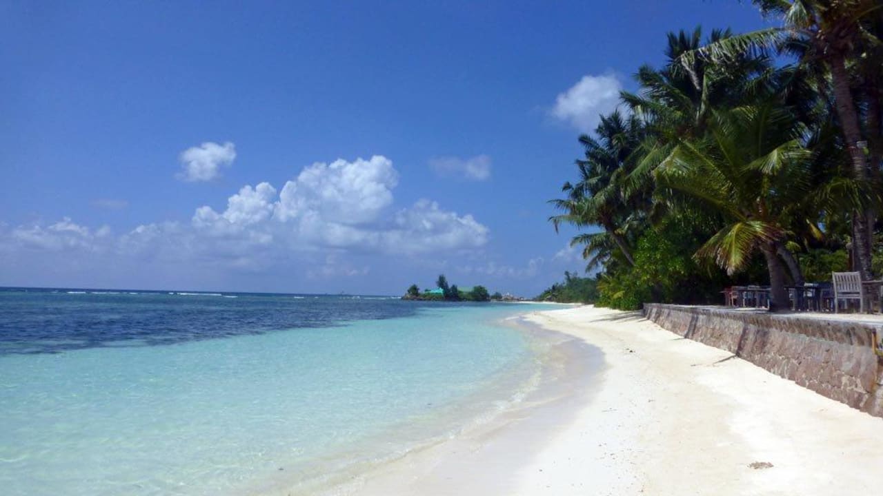 Strand vor dem Hotel La Digue Island Lodge