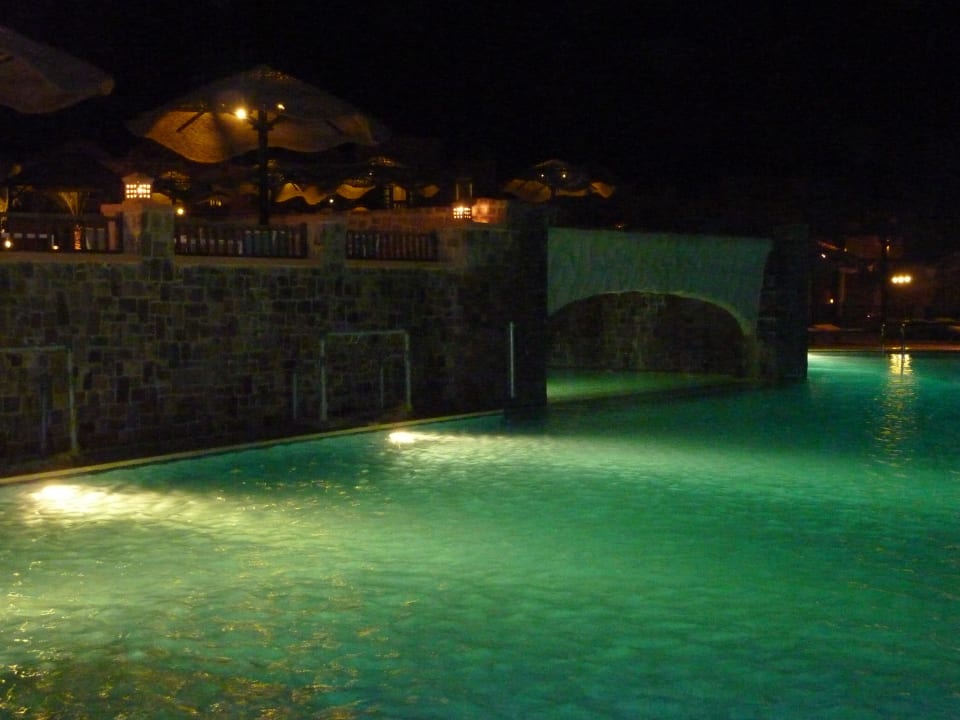 Abends beleuchtet Radisson Blu Resort, El Quseir