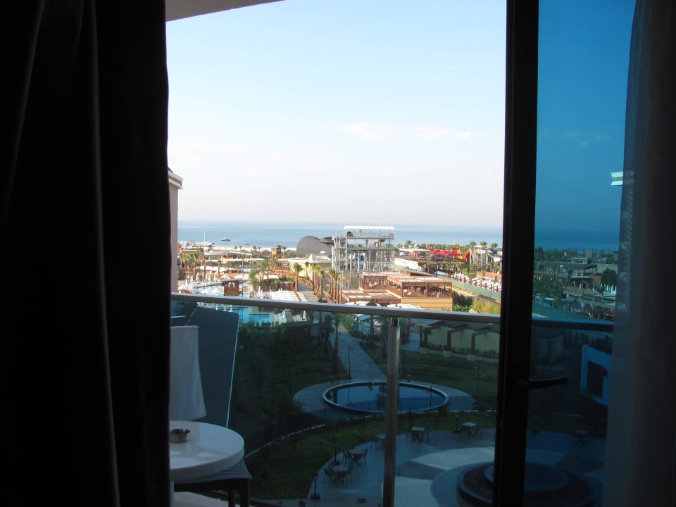 Aus dem Zimmer heraus Adalya Elite Lara