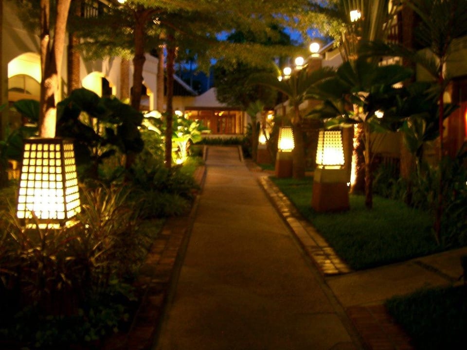Gartenanlage bei Nacht Woodlands Hotel & Resort