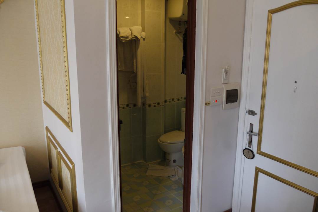 Bathroom in "suite" 602 Hotel Thaison Palace