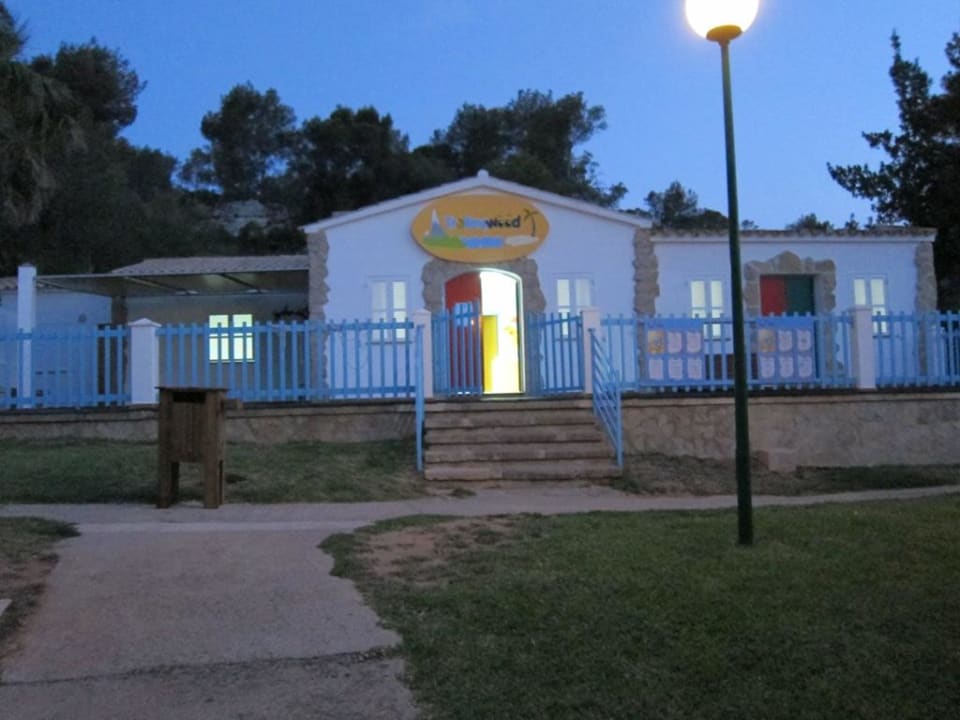 Miniclub in der prallen Sonne und mit Treppen Flipflop Cala Romantica