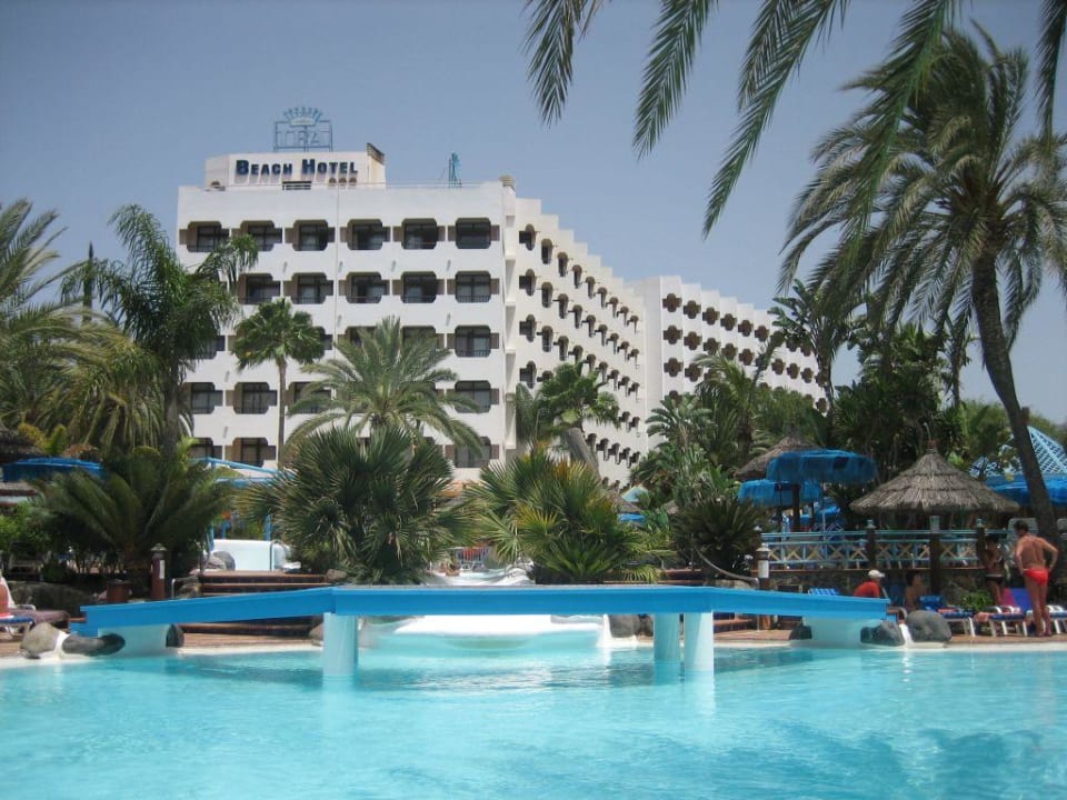 Hotel von der Poolbar aus gesehen Corallium Beach by Lopesan Hotels - Adults only