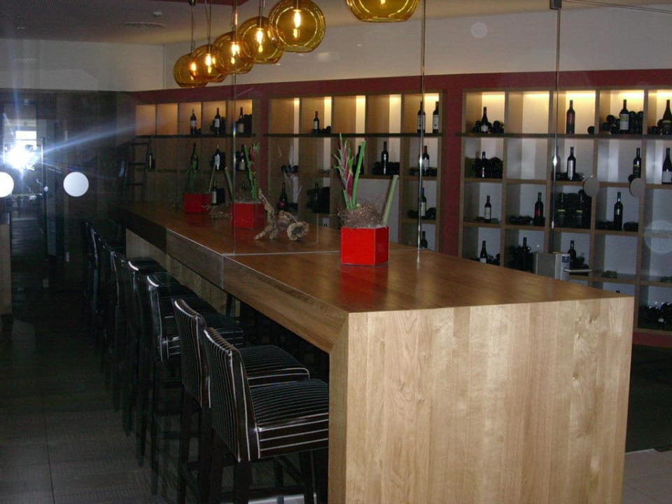 Weinbar AVIVA make friends