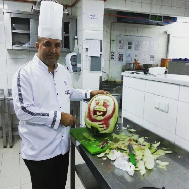 Chefkoch Muzaffer Yaman bei der Vorbereitung Gardenia Hotel