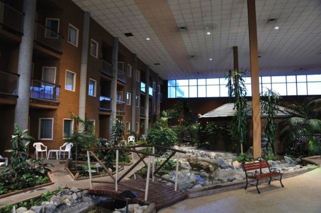 Innenhof Hotel mit Pool Coast Kamloops Hotel & Conference Centre