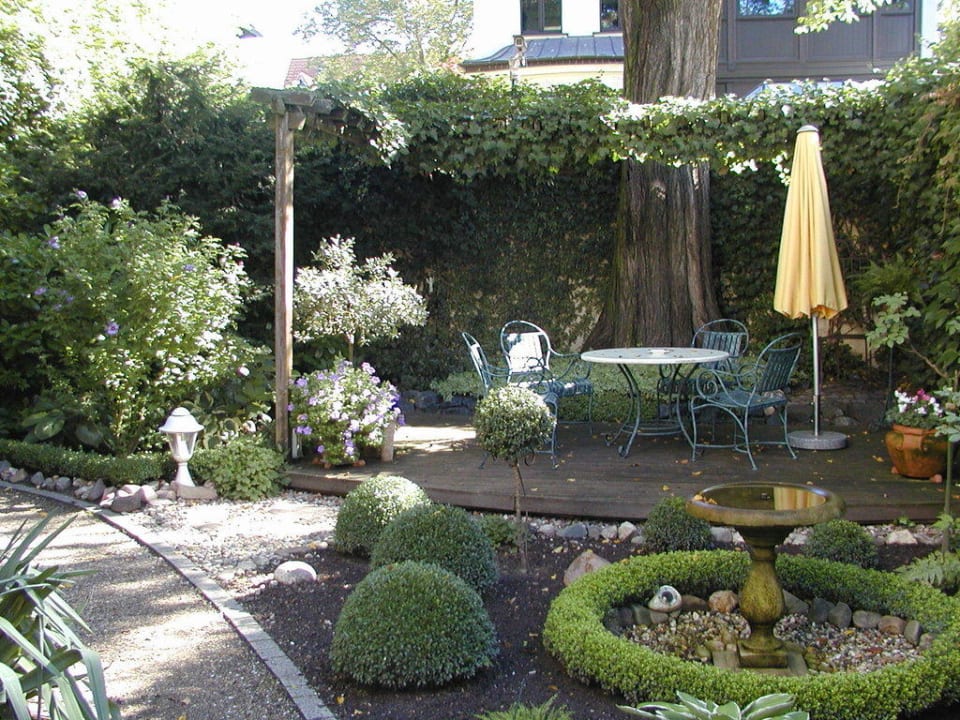 Sitzecke im Garten Hotel Residenz Joop