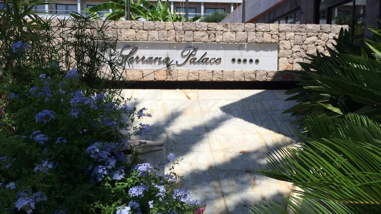 Am Eingang Hotel Serrano Palace